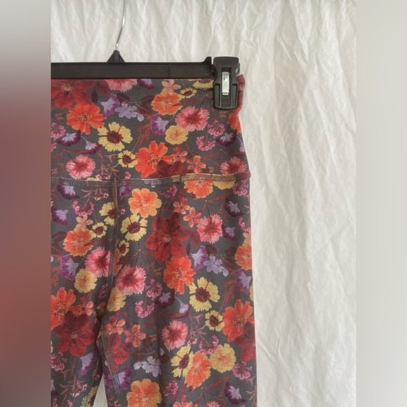 Beyond Yoga Pressed Flowers SoftMark High Waisted Midi Legging Size Small - Picture 12 of 16